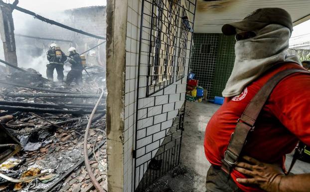 Bomberos controlan el fuego en la sede de Empleo de Fortaleza.