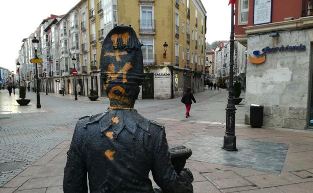 La pintada recorre la cabeza y parte de la espalda de la figura. 