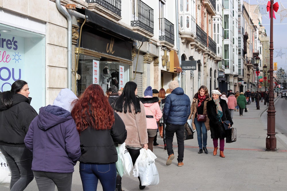 Las calles de Burgos están llenas de gente, aprovechando las rebajas y haciendo devoluciones de Reyes