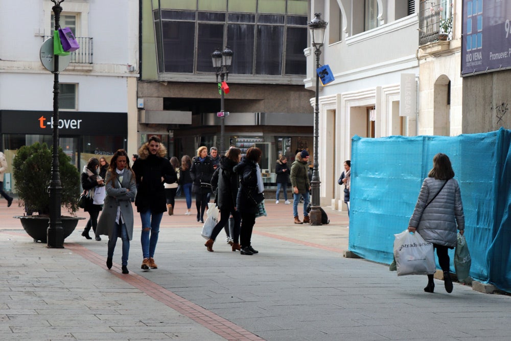 Las calles de Burgos están llenas de gente, aprovechando las rebajas y haciendo devoluciones de Reyes