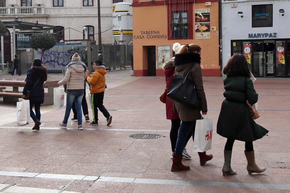 Las calles de Burgos están llenas de gente, aprovechando las rebajas y haciendo devoluciones de Reyes
