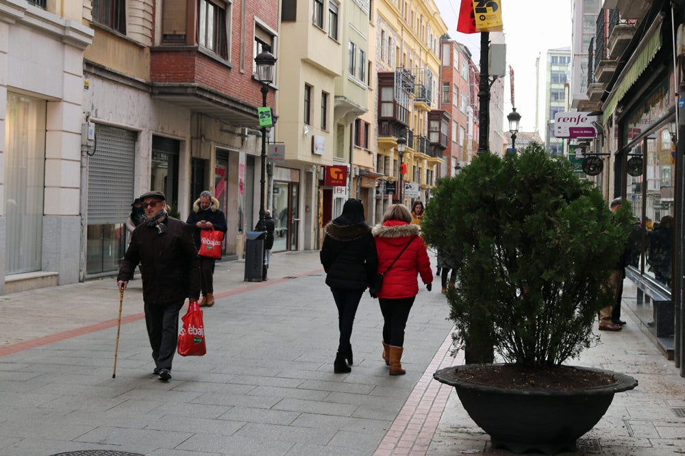 Las calles de Burgos están llenas de gente, aprovechando las rebajas y haciendo devoluciones de Reyes