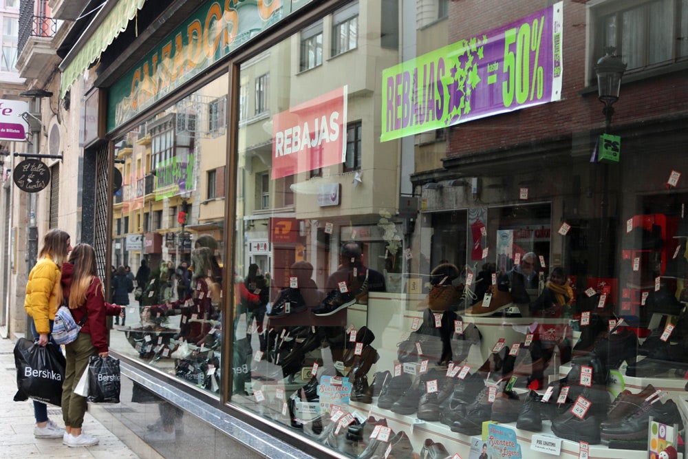 Las calles de Burgos están llenas de gente, aprovechando las rebajas y haciendo devoluciones de Reyes