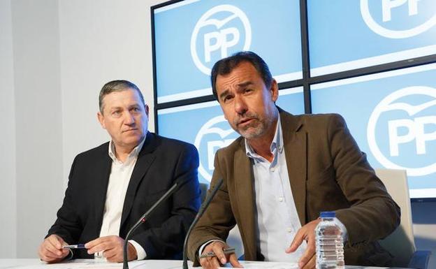 El portavoz adjunto del Grupo Parlamentario Popular y diputado nacional por la provincia de Zamora, Fernando Martínez-Maillo y el senador Javier Faúndez informan sobre las iniciativas presentadas en el Congreso en materia sanitaria.