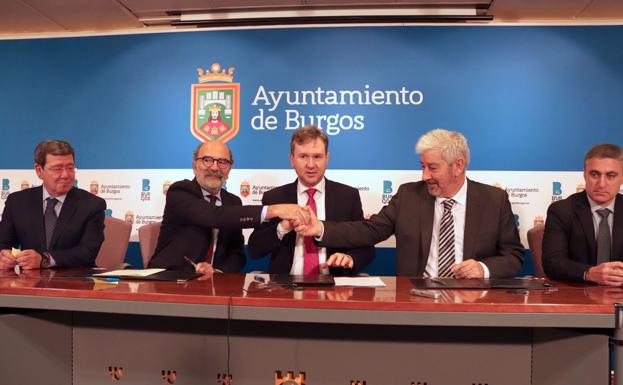 El convenio se ha firmado en el Ayuntamiento. 