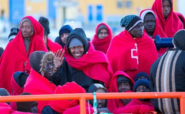 Inmigrantes localizos en diferentes puntos del mar de Alborán.