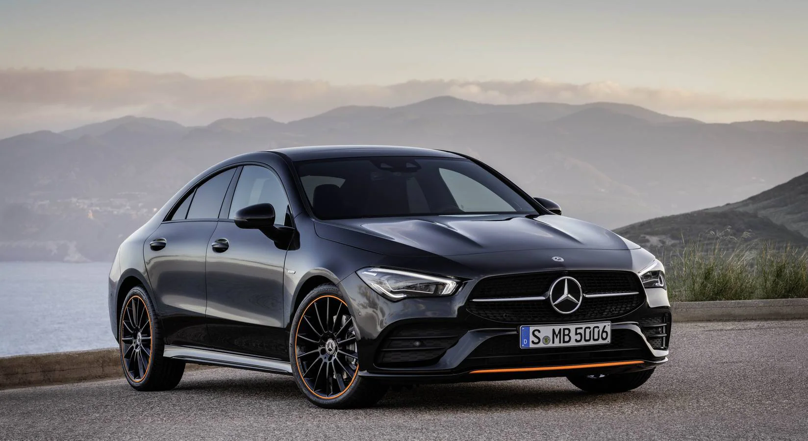 En mayo comienza a venderse el nuevo Mercedes CLA, el cupé compacto de cuatro puertas que se acaba de presentar en Las Vegas. El modelo representa una de las bazas para reducir la edad media del cliente habitual del fabricante de la estrella.