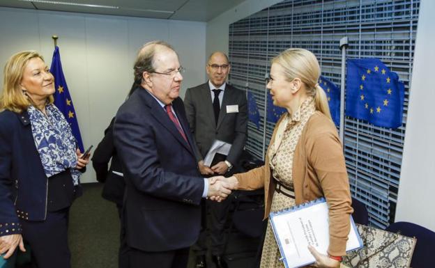 Juan Vicente Herrera, presidente de la Junta de Castilla y León, con Elzbieta Bienkowska, comisaria europea de Mercado Interior, Industria, Emprendimiento y Pymes.