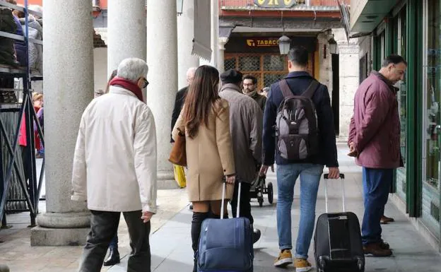 Turistas en la Plaza Mayor de Valladolid. 