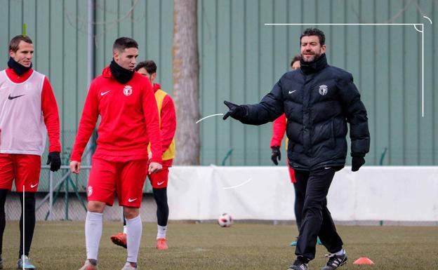 Estévez da instrucciones a sus jugadores esta mañana en Castañares. 