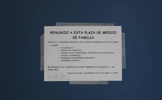 Imagen de los escritos que avisan en la puerta de las consultas de las médicos de Los Cubos