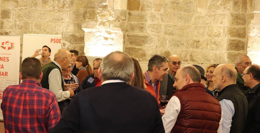 El candidato a la Presidencia de la Junta y secretario general del PSOECyL, Luis Tudanca, ha participado en el vino de Año Nuevo de la Agrupación del PSOE de Burgos. Junto a él han estado Daniel de la Rosa, candidato socialista a la alcaldía de la capital, y la diputada nacional Esther Peña.