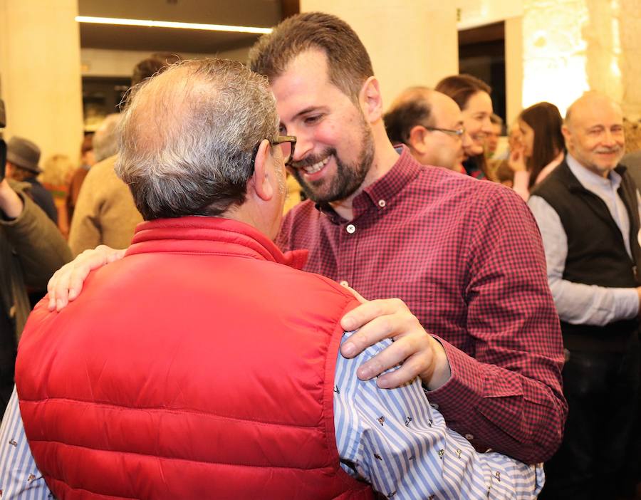 El candidato a la Presidencia de la Junta y secretario general del PSOECyL, Luis Tudanca, ha participado en el vino de Año Nuevo de la Agrupación del PSOE de Burgos. Junto a él han estado Daniel de la Rosa, candidato socialista a la alcaldía de la capital, y la diputada nacional Esther Peña.