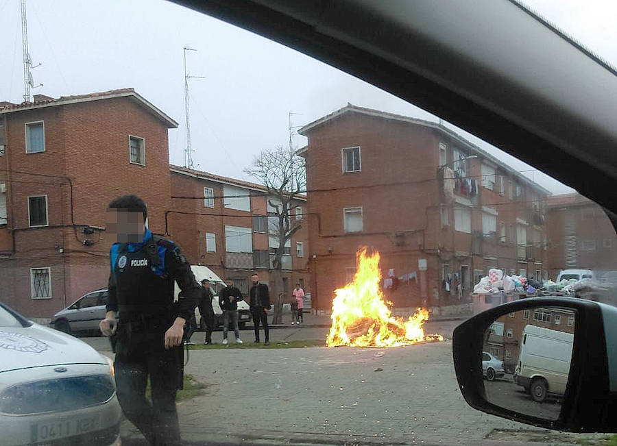 Intervención policial en Las Viudas del 25 de diciembre. En la imagen, junto a la hoguera, se encuentra el joven ­buscado (primero por la derecha) por disparar en fin de año. A su lado, el vecino que fue sancionado ese día (tercero por la derecha).