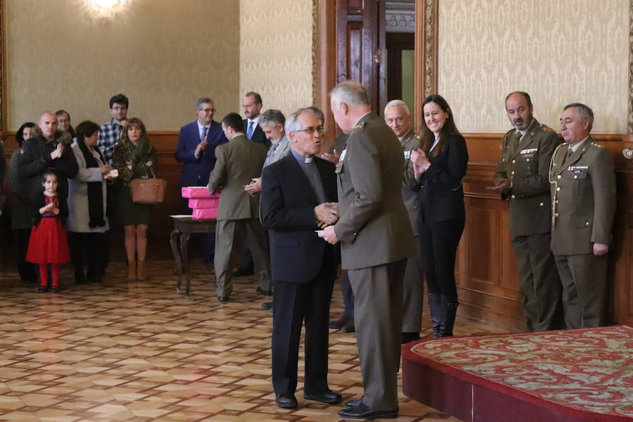 El Regimiento de Transmisiones 22 ha entregado esta mañana a varias entidades los donativos recaudados con el Belén de la Catedral y ha entregado los premios de fotografía y postales navideñas.