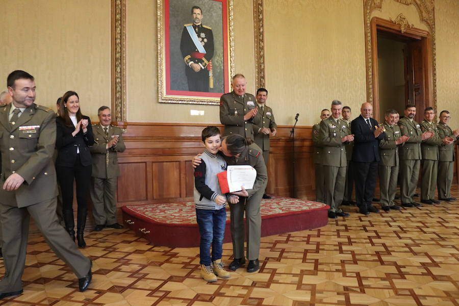 El Regimiento de Transmisiones 22 ha entregado esta mañana a varias entidades los donativos recaudados con el Belén de la Catedral y ha entregado los premios de fotografía y postales navideñas.