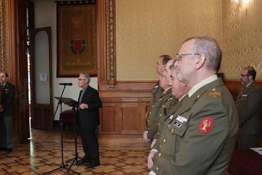 El Regimiento de Transmisiones 22 ha entregado esta mañana a varias entidades los donativos recaudados con el Belén de la Catedral y ha entregado los premios de fotografía y postales navideñas.