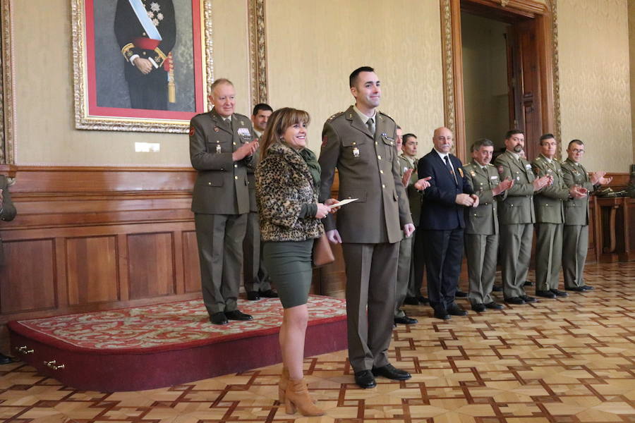 El Regimiento de Transmisiones 22 ha entregado esta mañana a varias entidades los donativos recaudados con el Belén de la Catedral y ha entregado los premios de fotografía y postales navideñas.