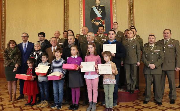 Foto de familia de los premiados y los representantes de la asociación belenística y las entidades que han recibido el donativo.