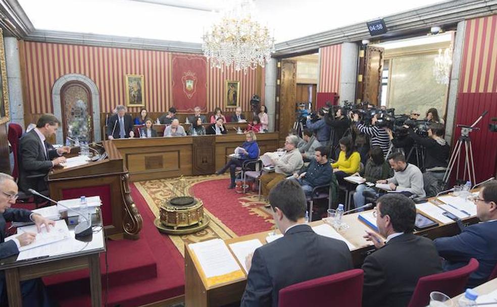 El Pleno del Ayuntamiento de Burgos del 17 de enero de 2014 presentó una afluencia de periodistas y cámaras de televisión poco habitual. 