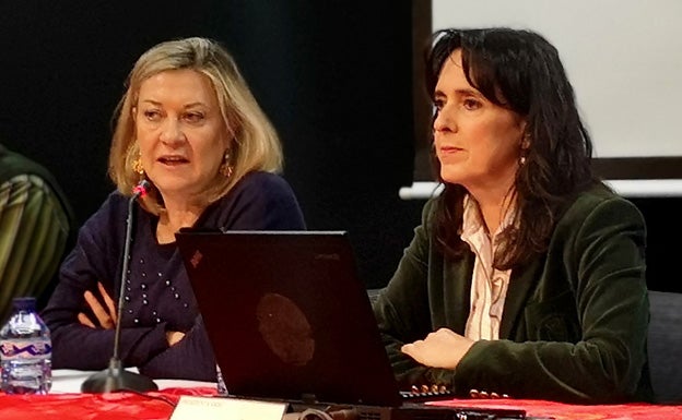 La consejera de Hacienda, Pilar del Olmo y a la derecha, Raquel González, presidenta de la asociación de Municipios Afectados por Centrales Nucleares (AMAC). 