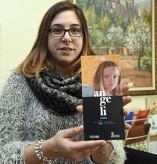 La alcaldesa de Lerma, Celia Izquierdo, muestra el tríptico de la próxima edición de Las Edades del Hombre.