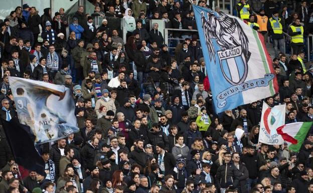 Aficionados de la Lazio, durante el partido ante el Novara. 