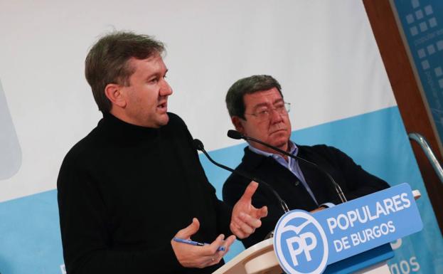 javier Lacalle y César Rico antes de la reunión del Comité Electoral del PP. 