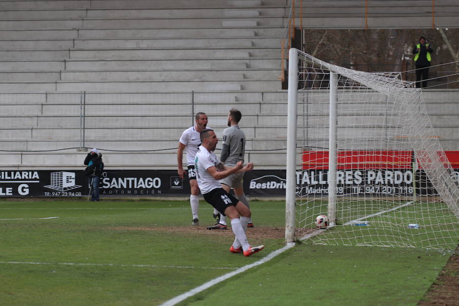 El Burgos CF ha ganado 2-0 a la Ponferradina en el estadio municipal de EL Plantío con goles de Chevi y Andrés