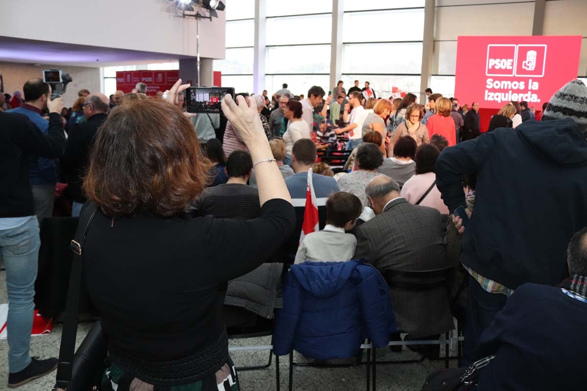 Alrededor de un millar de personas han acudido al Fórum Evolución para acompañar a Luis Tudanca en su presentación oficial como candidato a la Presidencia de la Junta de Castilla y León.