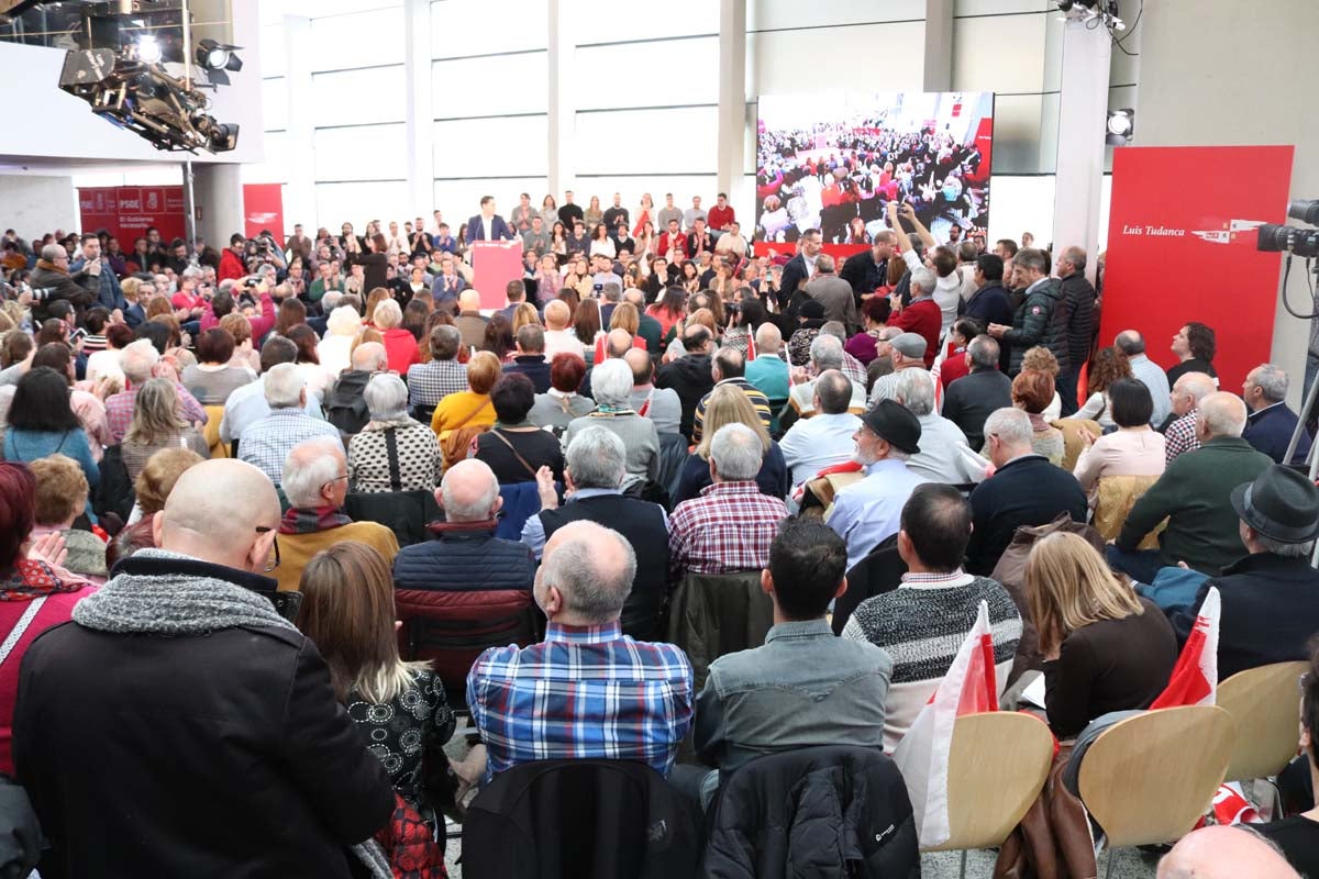 Alrededor de un millar de personas han acudido al Fórum Evolución para acompañar a Luis Tudanca en su presentación oficial como candidato a la Presidencia de la Junta de Castilla y León.