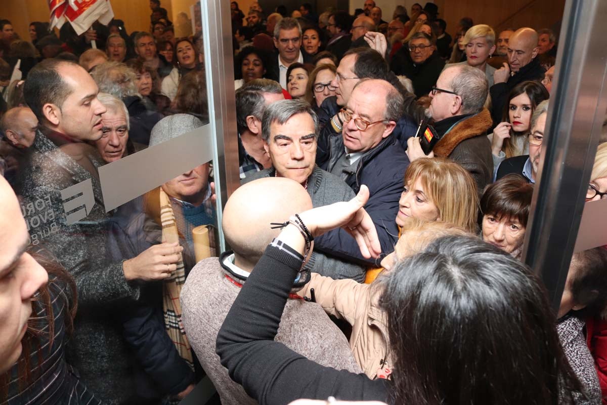 Alrededor de un millar de personas han acudido al Fórum Evolución para acompañar a Luis Tudanca en su presentación oficial como candidato a la Presidencia de la Junta de Castilla y León.