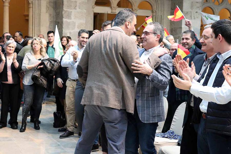 Unas 500 personas han acudido hoy al acto de Vox en Burgos al que ha acudido el secretario general Javier Ortega Smith. En el acto Vox ha defendido sus propuestas para el futuro de España. Inmigración, violencia de género, «los chiringuitos» de la política y la figura de Ortega Lara han sido los momentos más enérgicos del discurso de Ortega Smith.