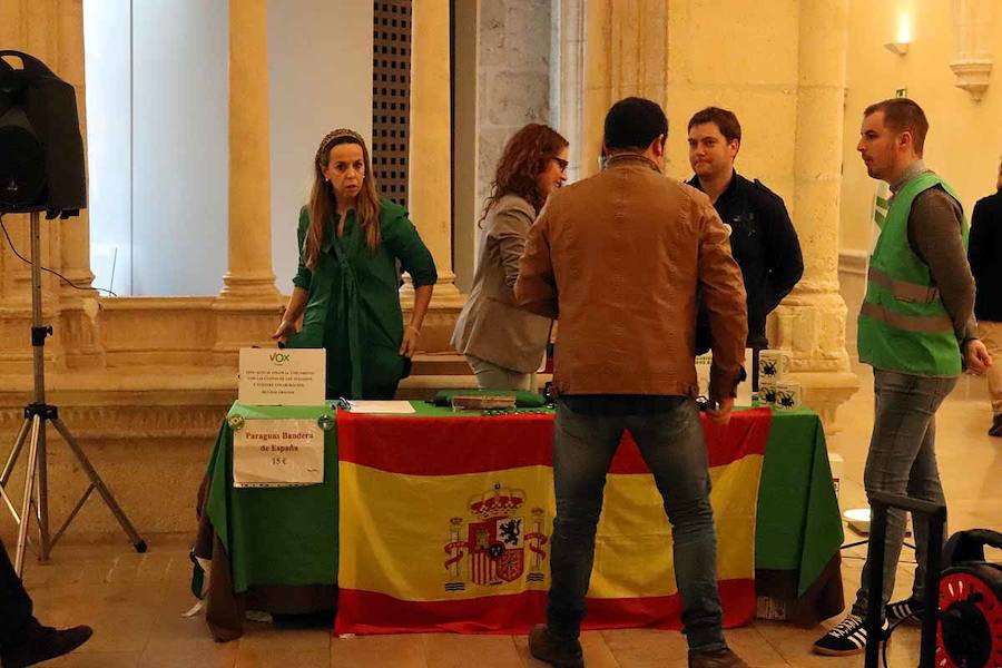 Unas 500 personas han acudido hoy al acto de Vox en Burgos al que ha acudido el secretario general Javier Ortega Smith. En el acto Vox ha defendido sus propuestas para el futuro de España. Inmigración, violencia de género, «los chiringuitos» de la política y la figura de Ortega Lara han sido los momentos más enérgicos del discurso de Ortega Smith.