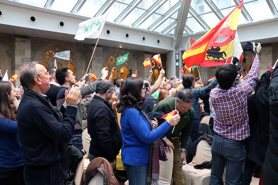 Unas 500 personas han acudido hoy al acto de Vox en Burgos al que ha acudido el secretario general Javier Ortega Smith. En el acto Vox ha defendido sus propuestas para el futuro de España. Inmigración, violencia de género, «los chiringuitos» de la política y la figura de Ortega Lara han sido los momentos más enérgicos del discurso de Ortega Smith.