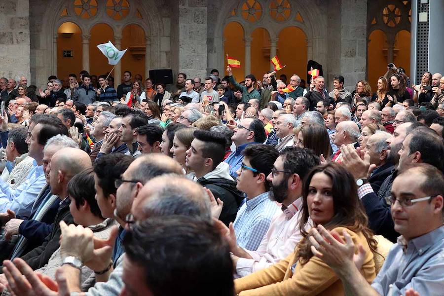 Unas 500 personas han acudido hoy al acto de Vox en Burgos al que ha acudido el secretario general Javier Ortega Smith. En el acto Vox ha defendido sus propuestas para el futuro de España. Inmigración, violencia de género, «los chiringuitos» de la política y la figura de Ortega Lara han sido los momentos más enérgicos del discurso de Ortega Smith.