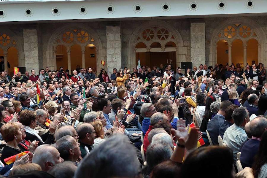 Unas 500 personas han acudido hoy al acto de Vox en Burgos al que ha acudido el secretario general Javier Ortega Smith. En el acto Vox ha defendido sus propuestas para el futuro de España. Inmigración, violencia de género, «los chiringuitos» de la política y la figura de Ortega Lara han sido los momentos más enérgicos del discurso de Ortega Smith.