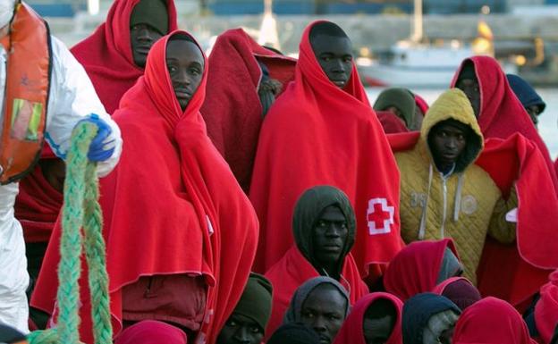 Llegada al puerto de Málaga de personas rescatadas en el mar de Alborán. 