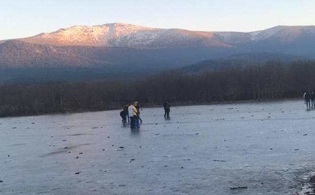 Numerosas personas caminan sobre las aguas heladas del embalse del Pontón Alto, ayer. 