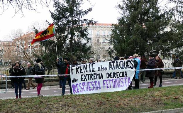 Galería. Medio centenar de personas se han concentrado en los exteriores del acto de Vox para protestar contra las políticas de este partido. 