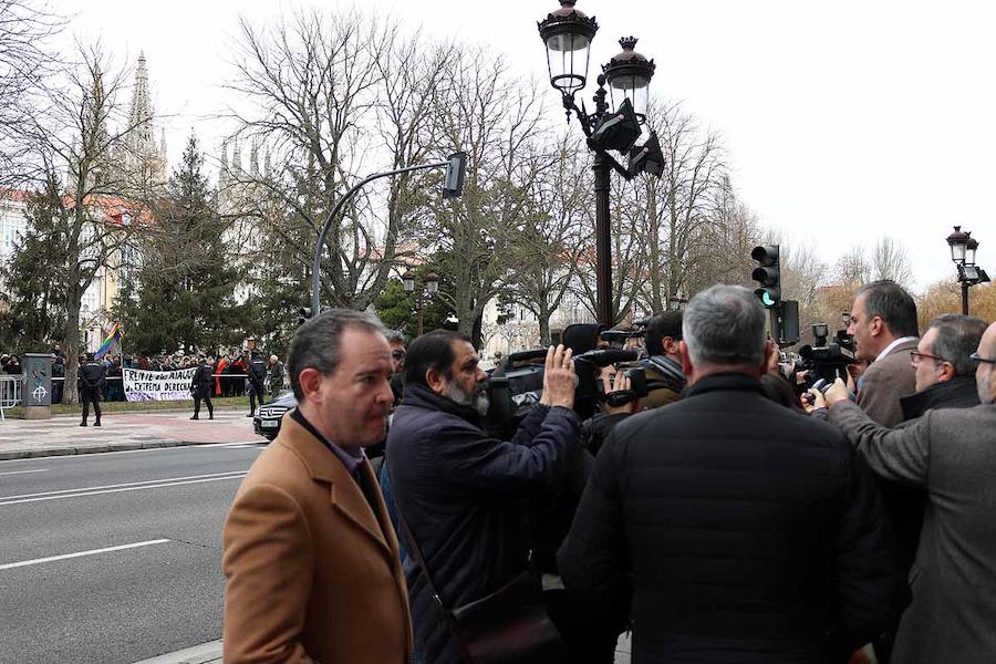 Medio centenar de personas se han concentrado a la puerta del hotel burgalés donde Vox ha congregado a unas 500 personas en uno de sus primeros actos de cara a las elecciones autonómicas y municipales. «Frente a los ataques de extremaderecha respuesta feminista», se podía leer en una de las pancartas. Más allá de los gritos entre uno y otro lado, la tensión no ha ido en aumento.