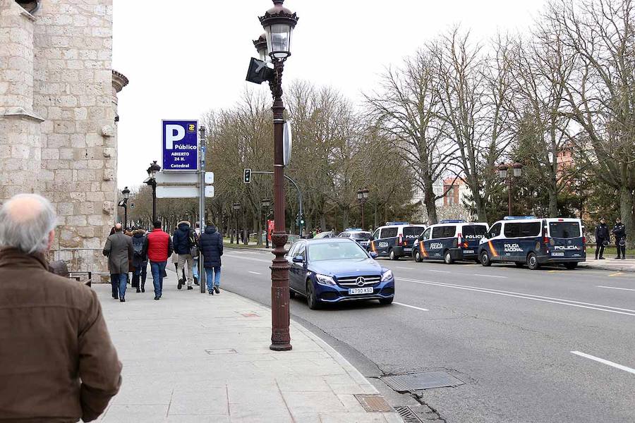 Medio centenar de personas se han concentrado a la puerta del hotel burgalés donde Vox ha congregado a unas 500 personas en uno de sus primeros actos de cara a las elecciones autonómicas y municipales. «Frente a los ataques de extremaderecha respuesta feminista», se podía leer en una de las pancartas. Más allá de los gritos entre uno y otro lado, la tensión no ha ido en aumento.