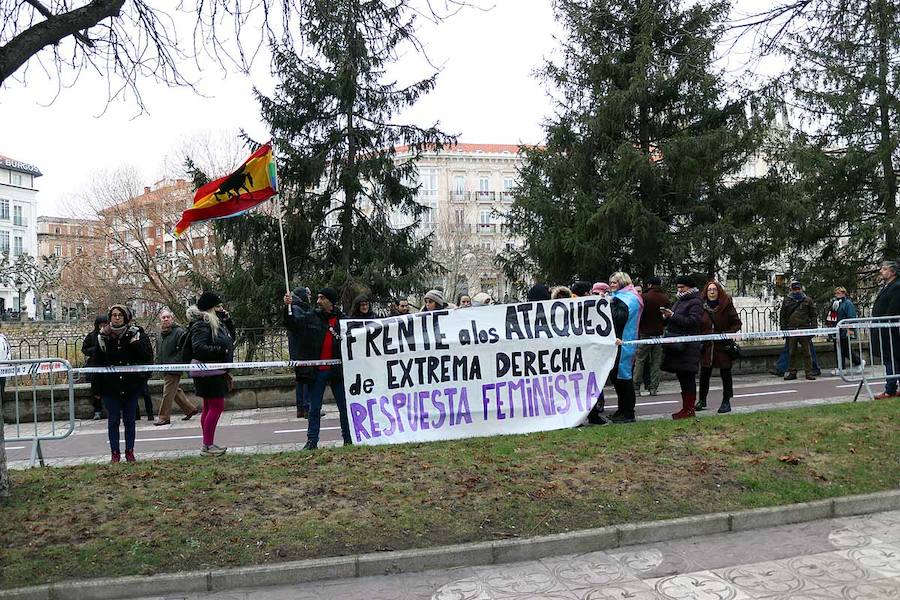 Medio centenar de personas se han concentrado a la puerta del hotel burgalés donde Vox ha congregado a unas 500 personas en uno de sus primeros actos de cara a las elecciones autonómicas y municipales. «Frente a los ataques de extremaderecha respuesta feminista», se podía leer en una de las pancartas. Más allá de los gritos entre uno y otro lado, la tensión no ha ido en aumento.