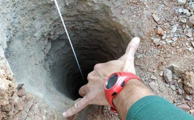 Dimensiones del agujero por el que el pequeño se precipitó.