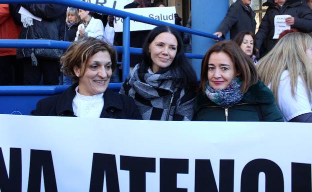 Las tres médicas que han renunciado a su plaza han participado hoy también en las protestas en el Centro de Salud de Los Cubos. 