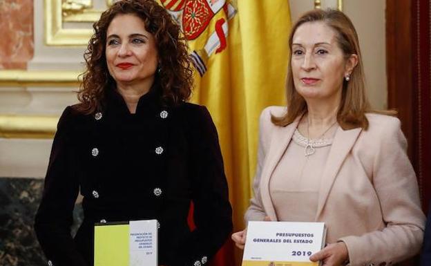 María Jesús Montero lleva al Congreso los Presupuestos Generales del Estado y posa junto a la presidenta del Congreso, Ana Pastor.