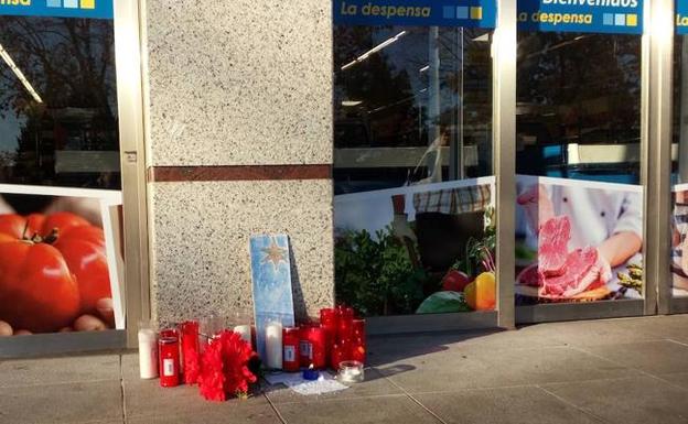 Velas a la entrada del supermercado donde trabajaba la víctima de la explosiónd e París.