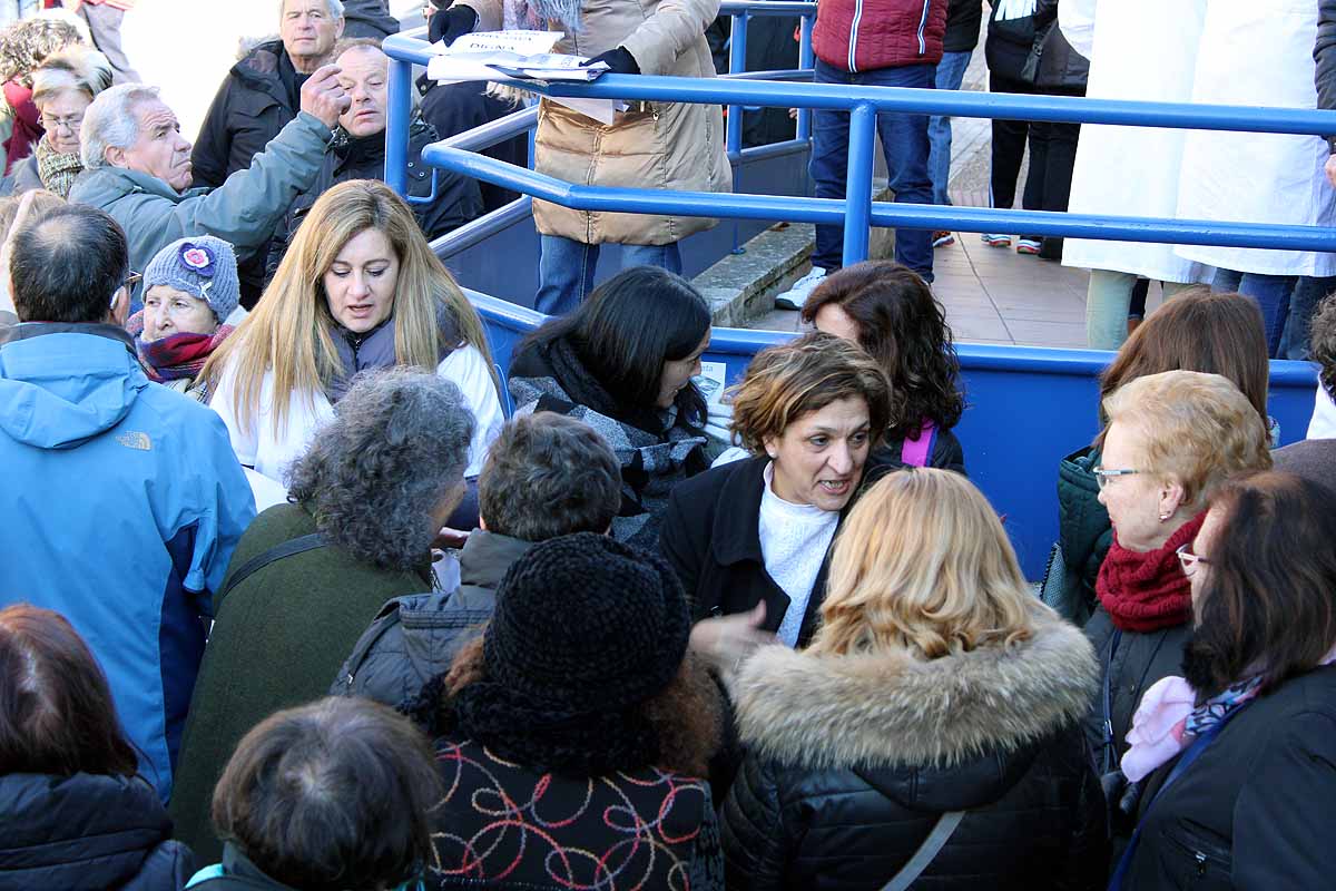 Centenares de vecinos han apoyado a los profesionales del Centro de Salud de Los Cubos por la sobrecarga de trabajo y la escasez de profesionales. Piden la dimisión de la gerente de Atención Primaria y barajan «colapsar el sistema»