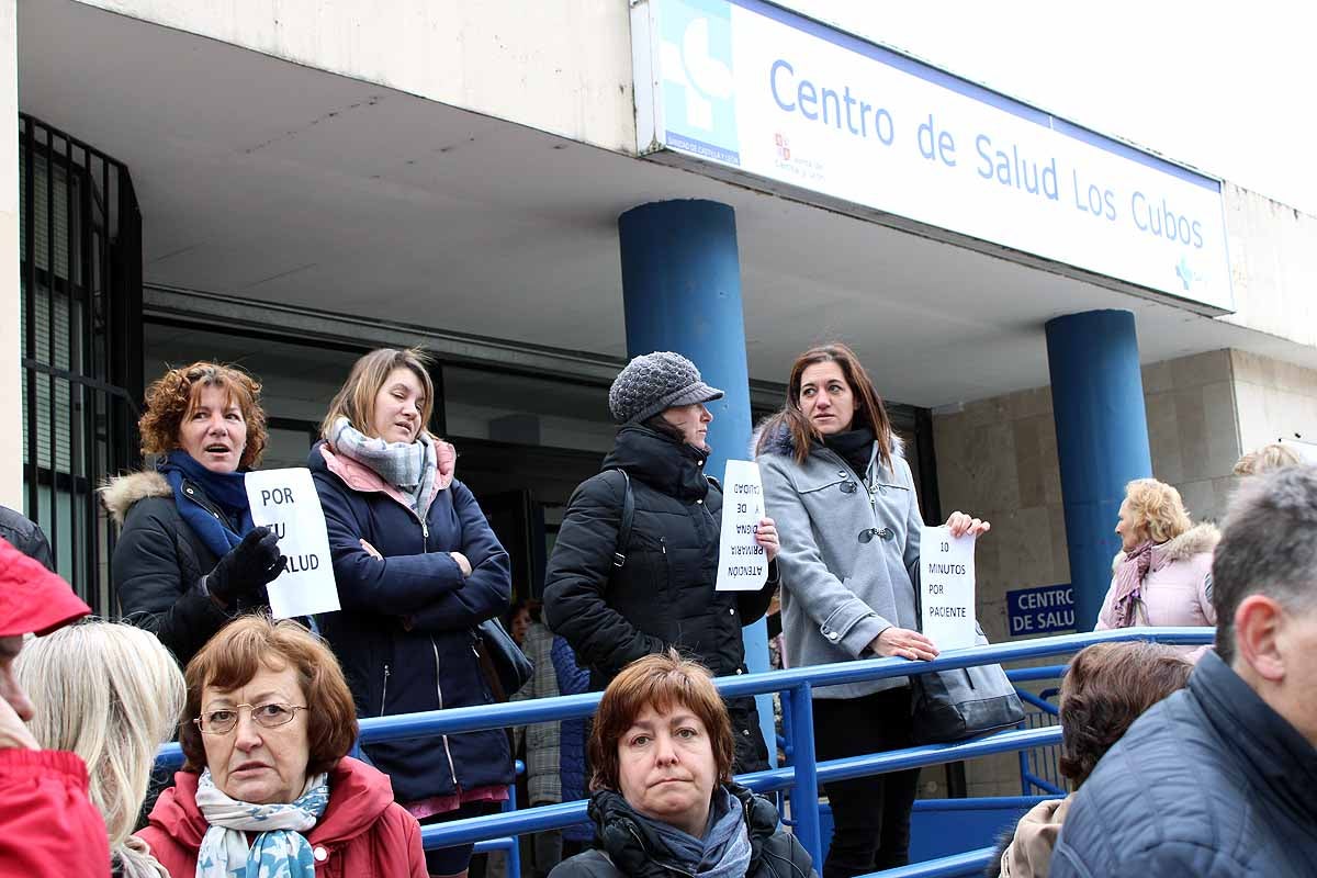 Centenares de vecinos han apoyado a los profesionales del Centro de Salud de Los Cubos por la sobrecarga de trabajo y la escasez de profesionales. Piden la dimisión de la gerente de Atención Primaria y barajan «colapsar el sistema»