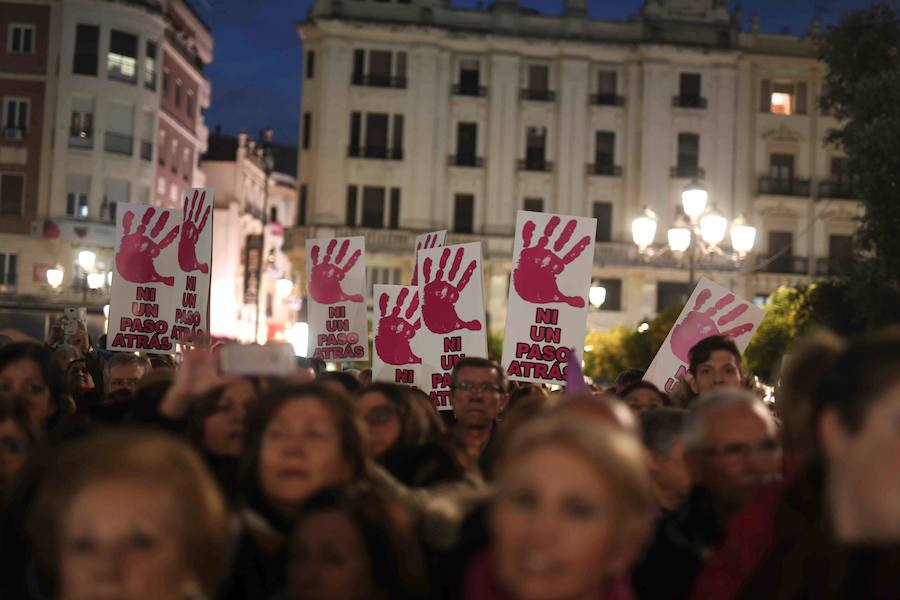 Las feministas lanzaron este martes una amplia movilización en toda España en contra del partido ultraderechista Vox, que causó indignación al denunciar la ley de violencia de género, hasta ahora apoyada de forma unánime por la clase política.